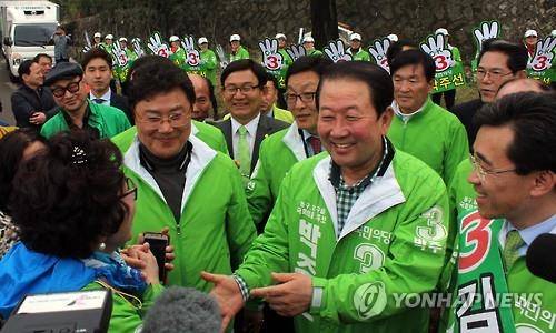 (광주=연합뉴스) 가수 남진이 7일 광주 동구 유세현장에서 국민의당 박주선 후보와 함께 유권자들을 만나고 있다. 2016.4.7