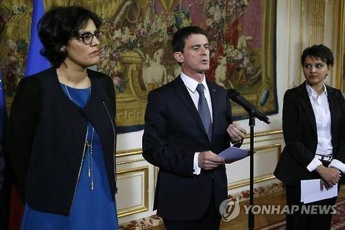 노동법 개정 문제로 학생 대표와 만난 뒤 기자회견하는 발스(가운데) 총리[AFP=연합뉴스]