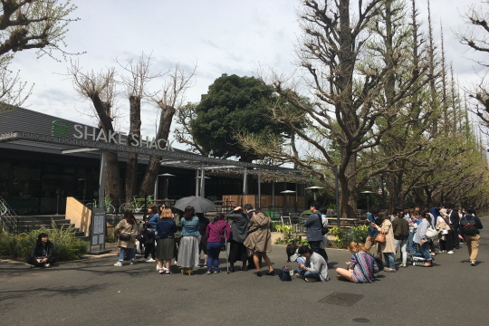 지난 8일 일본 도쿄 메이지진구 가이엔 공원 안에 위치한 쉑쉑버거 매장 앞에서 고객들이 줄을서서 기다리고 있다. ⓒ데일리안
