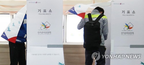 <선택 4.13> '당신의 선택은?'     (서울=연합뉴스) 한종찬 기자 = 제20대 국회의원 선거 투표일인 13일 오전 서울 청구동 제2투표소가 마련된 청구초등학교에서 시민들이 투표하고 있다.
