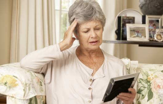 사진을 보고 있는 노인