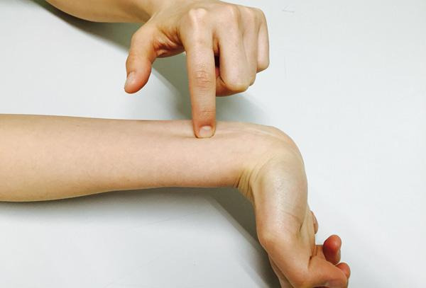 [헬스조선]혈자리 지압을 하면 소화불량 증상 완화에 도움이 될 수 있다. 합곡혈 지압 모습/ 사진=헬스조선