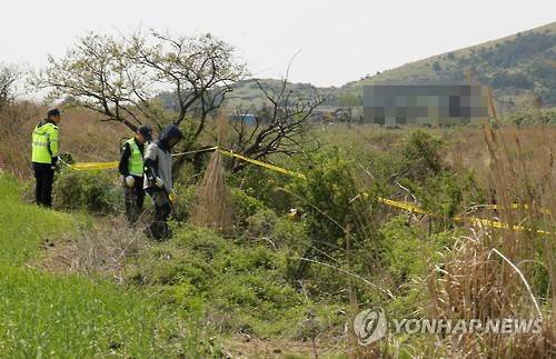 (서귀포=연합뉴스) 고성식 기자 = 경찰이 14일 부패한 여성 시신이 발견된 제주 서귀포시 안덕면 산간에서 경력 80여명을 동원, 유류품이 있는지 수색하고 있다. 2016.4.14     koss@yna.co.kr