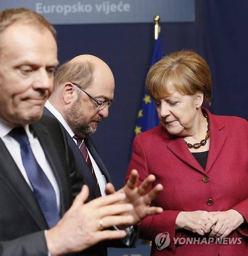 투스크(왼쪽) EU 정상회의 상임의장과 메르켈 독일 총리 (EPA=연합뉴스 자료사진, 가운데는 슐츠 유럽의회 의장)