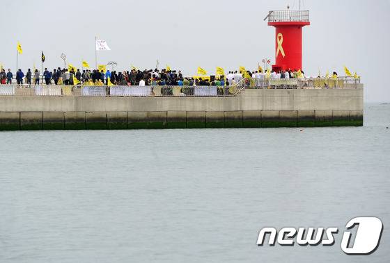 세월호 참사 2주기를 맞은 16일 오후 전남 진도군 임회면 팽목항에서 세월호 희생자를 추모하는 시민들의 발길이 이어지고 있다. 2016.4.16/뉴스1 © News1 황희규 기자