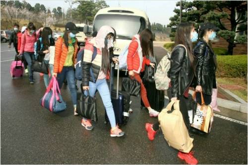 중국에서 입국한 북한식당 종업원들 (사진=통일부 제공)