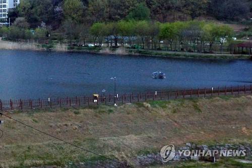 '실종' 대학 신입생 발견된 학교 인근 저수지     (나주=연합뉴스) 대학 신입생이 실종 4일 만에 학교 인근 저수지에서 숨진 채 발견됐다. 경찰과 소방당국은 16일 오전 11시 14분께 나주시 대호동 대호 수변공원(사진)에서 인근 대학 신입생 A(19)군이 물에 빠져 숨져 있는 것을 발견했다. A군은 지난 12일 밤 학과 친구들과 술을 마신 뒤 연락이 두절됐다. 2016. 4.16     areum@yna.co.kr