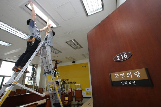 국민의당이 20대 국회에서 제3의 원내교섭단체(38석) 구성에 성공한 가운데 17일 오전 국회에서 당대표실 등의 확장 공사가 이뤄지고 있다. 정의당 대표실로 사용됐던 안쪽 벽면에 펼침막이 아직 붙어있다. 강창광 기자 chang@hani.co.kr