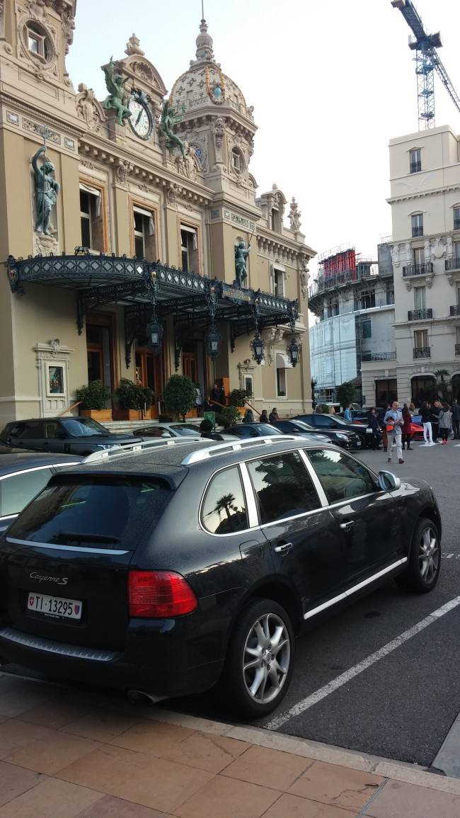 슈퍼카들에 밀려 카지노 사이드에 주차된 포르쉐 카이엔 S