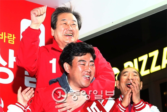 김무성 새누리당 전 대표가 지난 11일 제주도 제주시청앞에서 부상일(제주을)후보 지원유세를 했다. 부 후보가 김 대표를 업고 있다. [사진 김경빈 기자]