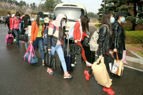 중국에서 입국한 북한식당 종업원들 (사진=통일부)
