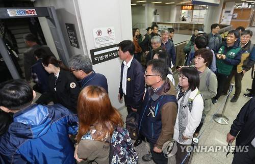 한상균 위원장 공판 방청 줄     (서울=연합뉴스) 한종찬 기자 = 민주노총 관계자들이 18일 오전 서울 중앙지방법원에서 열린 한상균 민주노총 위원장 공판 방청을 위해 안으로 들어서고 있다.