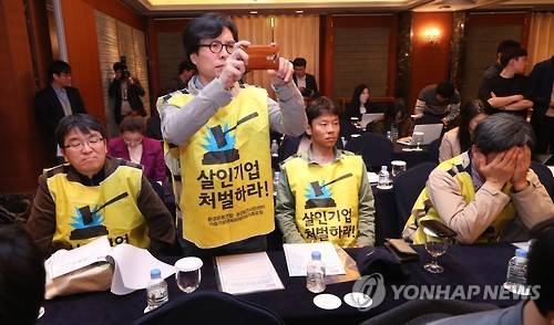 사과를 기록하는 피해자 가족들 (서울=연합뉴스) 김도훈 기자 = 18일 오전 서울 중구 롯데호텔에서 열린 롯데마트의 가습기 살균제 피해자 사과 및 보상 발표 기자회견에서 피해자 가족 모임 및 시민단체 회원이 롯데마트 김종인 대표의 기자회견을 휴대전화로 촬영하고 있다.