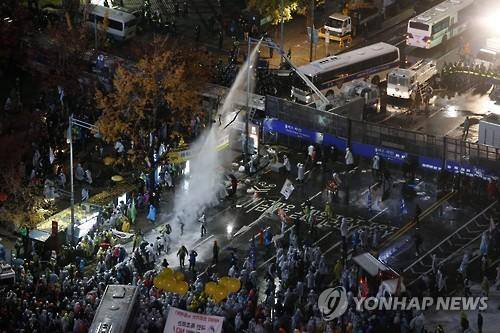 지난해 11월 열린 민중총궐기 집회. [연합뉴스 자료사진]