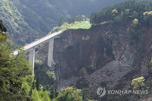구마모토 계곡 고가도 '위태' (니시하라<日구마모토현> EPA=연합뉴스) 구마모토현 미나미아소강진으로 인한 산악의 산사태로 바로 옆 계곡 고가도로가 위태로운 모습. bulls@yna.co.kr