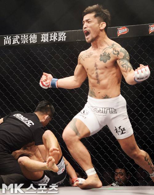 사사키 신지(오른쪽)가 ‘로드 FC 29’에서 박원식(왼쪽)에게 TKO승을 거두고 환호하고 있다. 사진(원주치악체육관)=정일구 기자