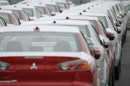 미쓰비시 자동차의 승용 세단이 판매를 앞두고 줄지어 서있는 모습./블룸버그 제공