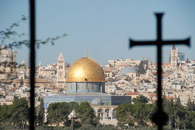 올리브산의 교회 창문을 통해 바라본 예루살렘 성전.