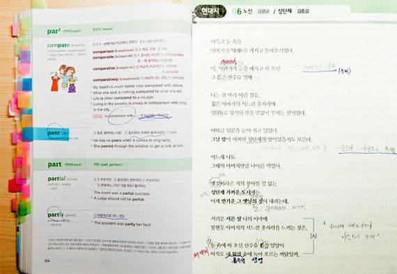 영어 단어장은 모르는 단어 개수만큼 페이지마다 포스트잇을 붙였다(왼쪽). 수업 시간에 필기는 연필로 하고 쉬는 시간에 3색 볼펜으로 다시 쓰며 복습한다.