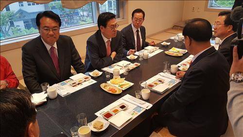 상견례 하는 새누리 충청권 당선자들.