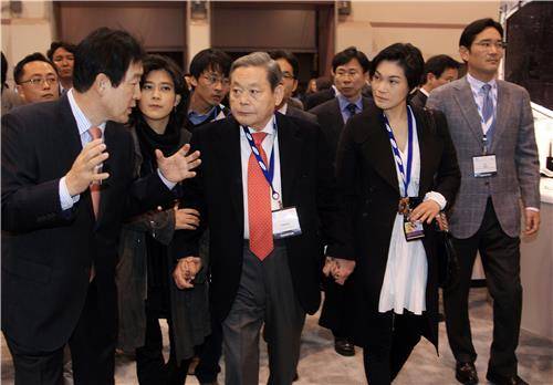 아버지 이건희 회장과 함께 2010년 미국 세계가전박람회를 찾은 이서현 당시 제일모직 전무