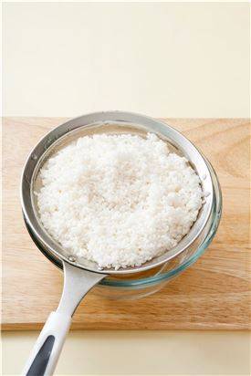 1. 쌀은 씻어 20분 정도 불려 물기를 뺀다.