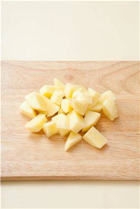 2. 감자는 껍질을 벗겨 큼직하게 썬다.