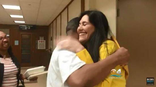 사진=부스가 출소하던 날 따듯하게 안아주는 글레이저 (오른쪽)판사. 미국 CBS 뉴스화면 캡처