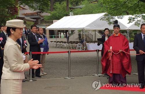 '고마군' 1천300주년      (히다카=연합뉴스) 고은지 기자 = 일본 사이타마(埼玉)현 히다카(日高)시 고마신사에서 열린 '고마(高麗)군' 창설 1천300주년 기념행사에 참석한 아키히토(明仁) 일왕의 사촌 동생인 다카마도노미야 노리히토(高円宮憲仁·1954∼2002)의 부인 히사코(久子) 여사(왼쪽)와 고마신사의 제60대 궁사(宮司·신사의 최고 책임자)인 고마 후미야스(高麗文康·오른쪽 붉은색 의상 입은 인물). 2016.4.23      eun@yna.co.kr