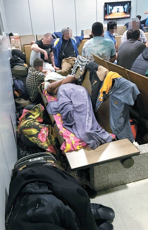 30명 정원의 인천국제공항 내 송환 대기실에는 입국이 거부된 외국인 150여 명이 수용돼 있다. 허가 없이는 외부 출입을 할 수 없는 이들은 항공사 측에서 제공한 음식으로 끼니를 때운다. 창문도 없는 공간에서 한국어가 나오는 TV를 보거나 잠을 자며 시간을 보낸다. [사진 제공자가 익명 요청]