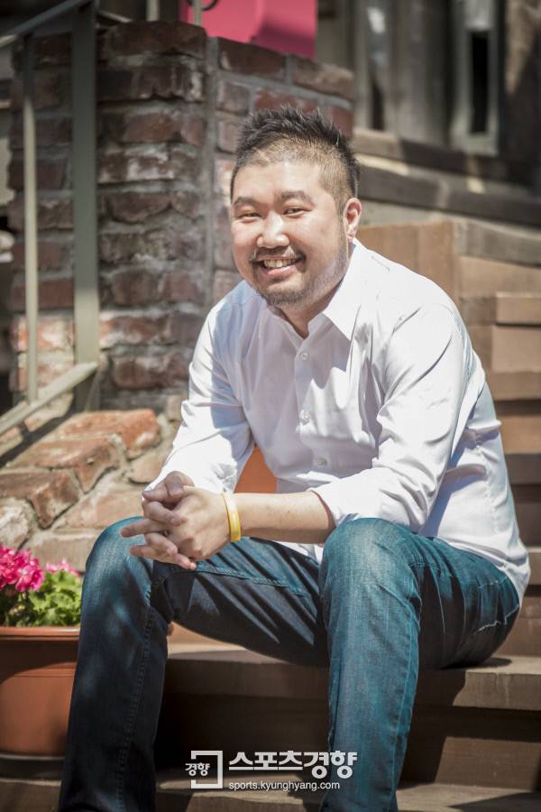 KBS2 드라마 ‘태양의 후예’의 대본을 김은숙 작가와 함께 공동집필한 김원석 작가가 서울 삼청동의 한 카페에서 스포츠경향과 인터뷰를 하기 전 포즈를 취하고 있다. 사진 태양의 후예 문화전문회사, NEW