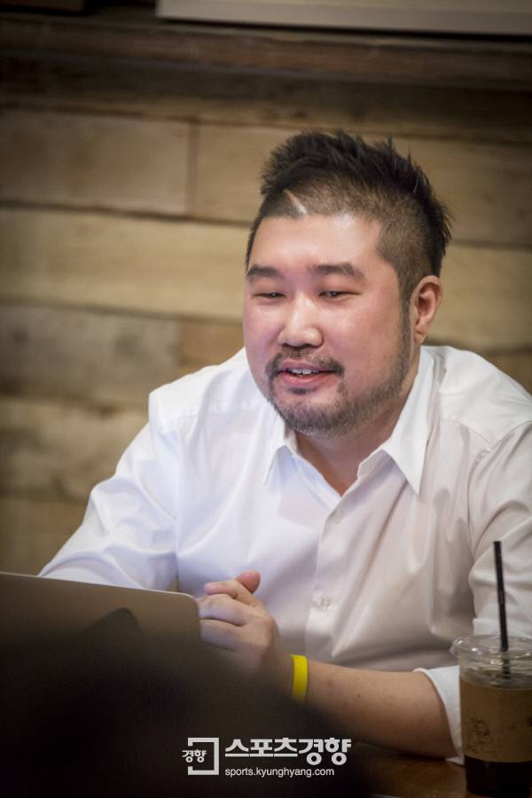 KBS2 드라마 ‘태양의 후예’의 대본을 김은숙 작가와 함께 공동집필한 김원석 작가가 서울 삼청동의 한 카페에서 스포츠경향과 인터뷰를 하기 전 포즈를 취하고 있다. 사진 태양의 후예 문화전문회사, NEW