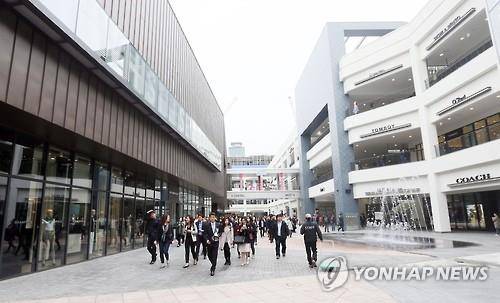 (인천=연합뉴스) 윤태현 기자 = 27일 오전 인천시 연수구 현대프리미엄아웃렛 송도점이 29일 오픈을 앞두고 분주한 모습을 보이고 있다. 이 쇼핑몰은 300여개의 브랜드와 유명 맛집을 입점시켜 이용객들이 쇼핑, 식사, 여가를 한 곳에서 즐길 수 있도록 설계됐다. 2016.4.27 tomatoyoon@yna.co.kr