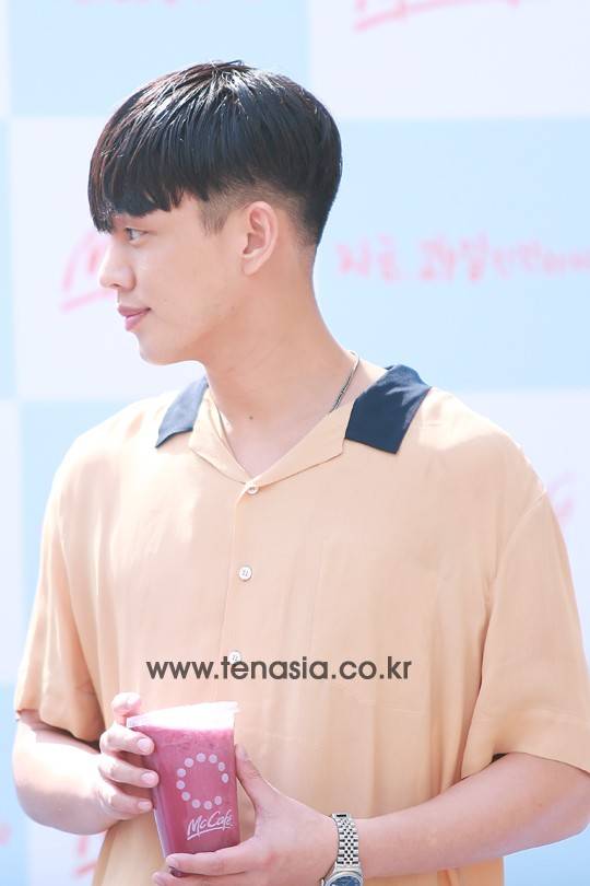 배우 유아인이 포토타임을 갖고 있다.