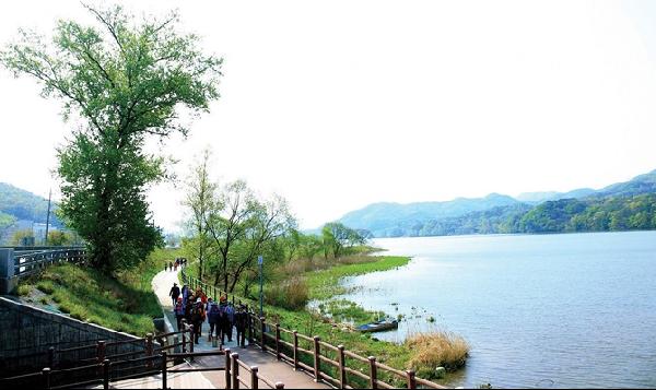 [월간산]물소리길은 정겨운 시골모습과 강변의 시원한 모습을 함께 즐길 수 있다.