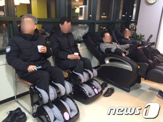 쉼터에 갖춰진 전신만시지기와 발 마사지기를 이용하는 대리기사(쉼터 제공) © News1