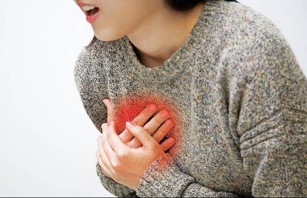 [헬스조선]가슴이 아프면 심장 질환부터 의심하지만, 소화기계나 근골격계의 문제가 원인일 수도 있다/사진=헬스조선 DB