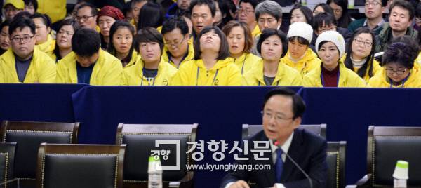세월호 청문회 사흘째인 2015년 12월 16일 서울 명동 YWCA 청문회장에서 이주영 전 해양수산부 장관이 증인이 답변하는 도중 유가족들이 실망스런 표정을 짓고 있다. | 서성일 기자 centing@kyunghyang.com