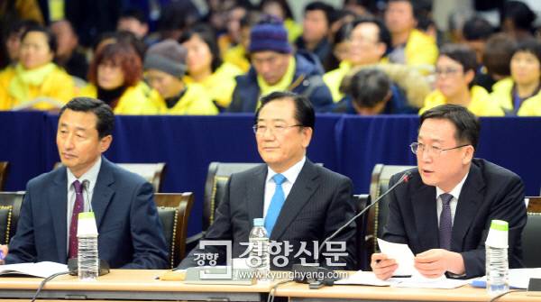 서울 중구 서울YWCA 대강당에서 열린세월호참사 특별조사위원회 제1차 청문회에 증인으로 출석한 이경옥 안전행정부 중앙재단안전대책본부 차장이 의원 질의에 답하고 있다. | 김창길 기자 cut@kyunghyang.com