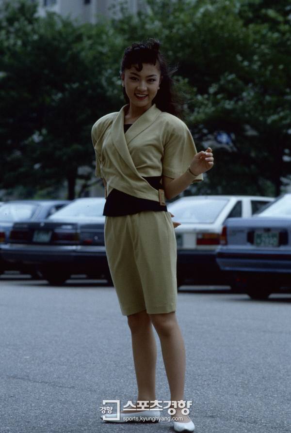 도로위에서 양장차림으로 서서 포즈를 취하는 김혜선. 1989년 경향신문 자료사진
