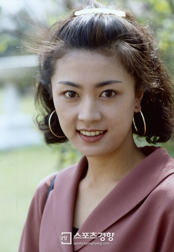 야외에서 정장 차림의 김혜선. 1992년 경향신문 자료사진