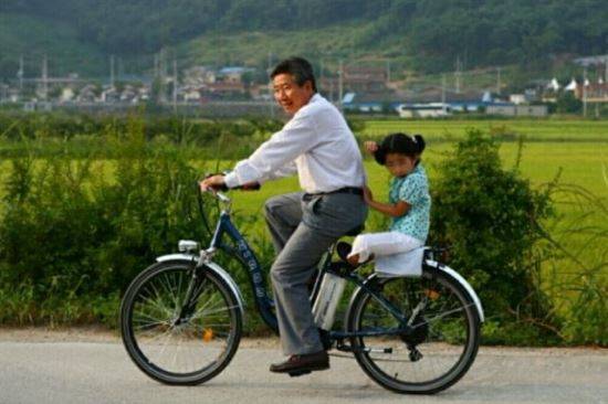 사진=온라인 커뮤니티 오늘의 유머. 퇴임 후 고향인 봉하마을로 돌아온 노 전 대통령은 손녀와 함께 행복한 시간을 보냈다.