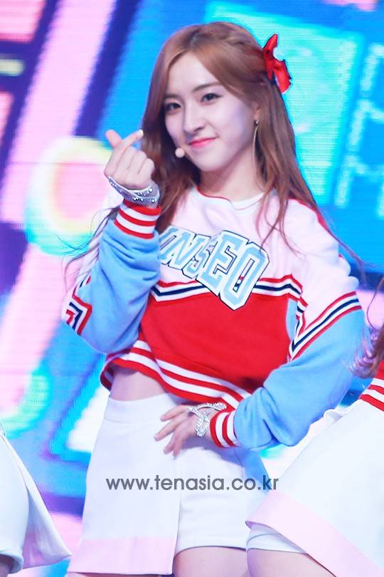 우주소녀 은서가 상큼한 무대를 선보이고 있다. (쇼챔피언)