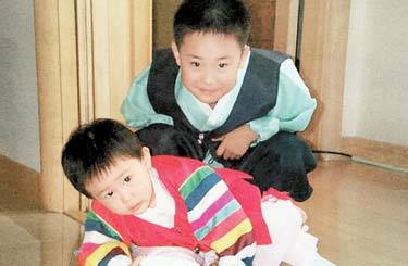 유성이가 여섯 살, 유진이가 한 살 때 모습. 명절을 맞아 한복을 입고 포즈를 취한 두 사람.