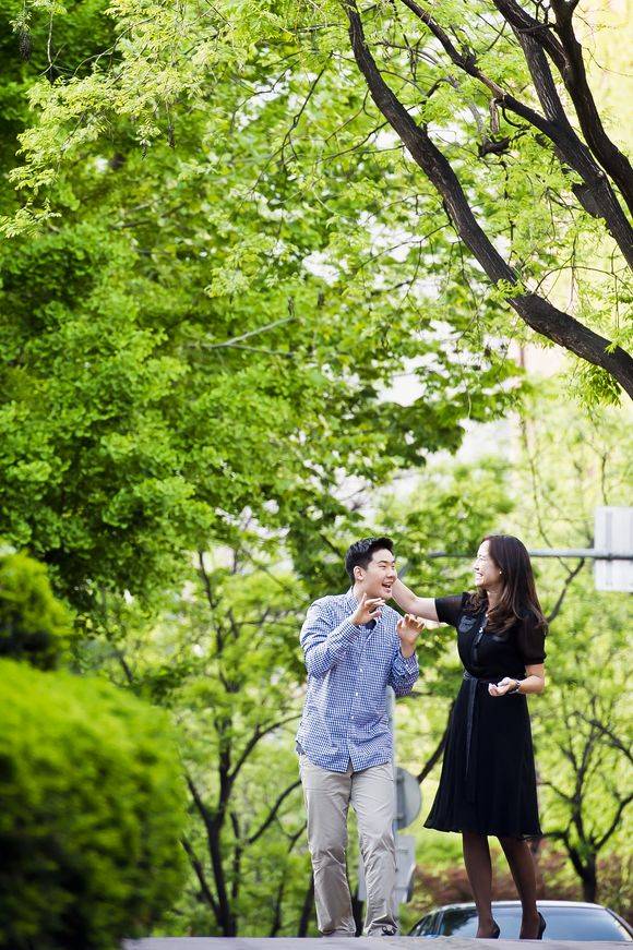 “우리 아들, 언제 이렇게 컸지?” 지난 1일 아들 유진이와 서소문로를 산책하던 강주은이 아들의 머리를 쓰다듬으며며 장난을 치고 있다.