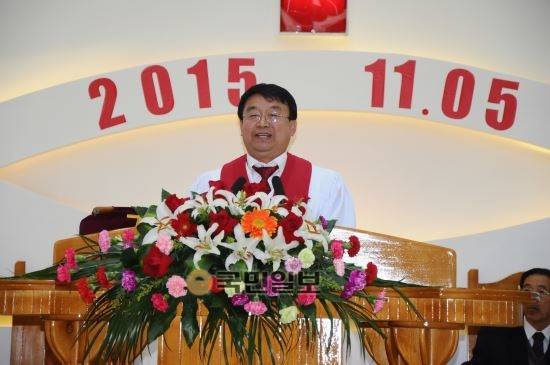 중국 장백교회에서 설교하는 한충렬 목사