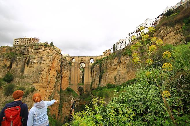 협곡 아래에서 바라본 론다의 누에보 다리.