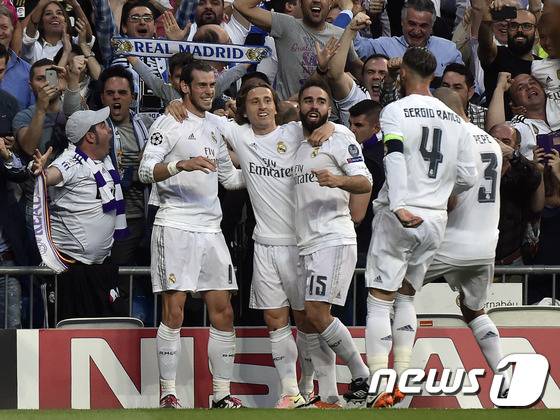 레알 마드리드 선수들이 5일(한국시간) 스페인 마드리드의 산티아고 베르나베우에서 열린 맨체스터 시티와의 2015-16 유럽축구연맹(UEFA) 챔피언스리그 준결승 2차전에서 상대팀 자책골이 나오자 기뻐하고 있다.  /AFP=News1