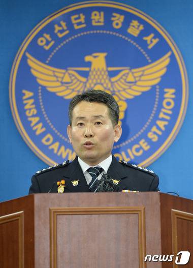 이재홍 안산단원경찰서장이 5일 오후 경기도 안산시 단원경찰서에서 ‘안산 토막살인사건’ 유력 용의자 검거 관련 브리핑을 하고 있다. 피의자 진술에 따르면 평소 함께 거주하면서 나이가 어리다는 이유로 무시당하던 중 부엌칼로 피해자를 살해했다고 밝혔다. 2016.5.5/뉴스1 © News1 이재명 기자