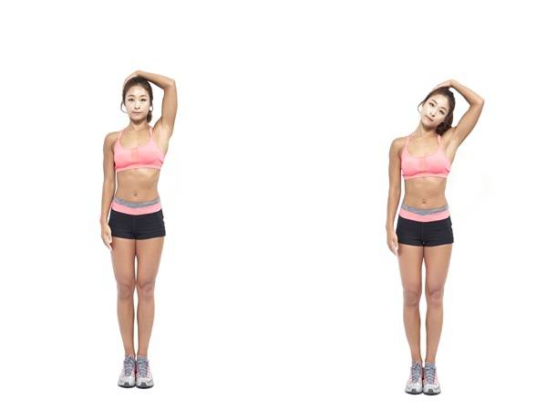 허리를 곧게 펴고 바르게 서서 오른손을 들어 왼쪽 옆 머리에 살짝 댄다. 고개를 오른쪽으로 45도 정도 젖히고, 왼쪽 어깨를 바닥 쪽으로 내린 다음, 이 동작을 20초 정도 유지한다. 반대쪽도 반복한다.